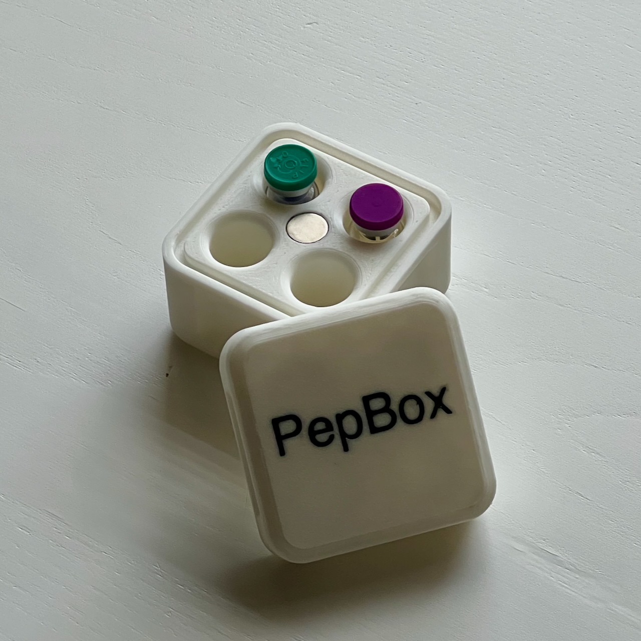 PepBox — кейс для 4 флаконов с магнитной крышкой